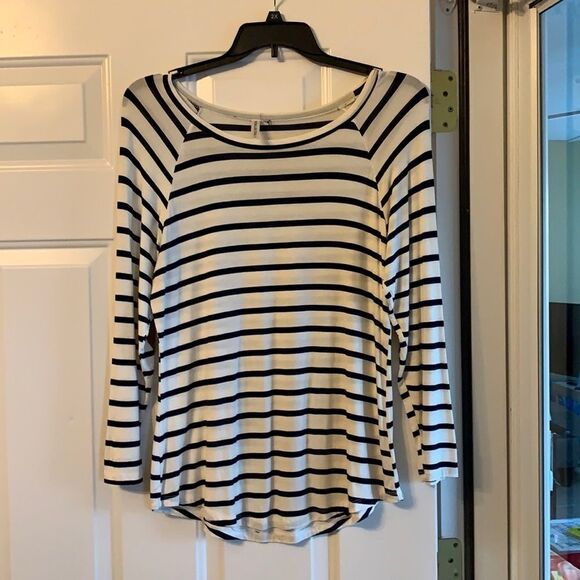 Large long sleeve but lightweight top - Picture 1 of 4